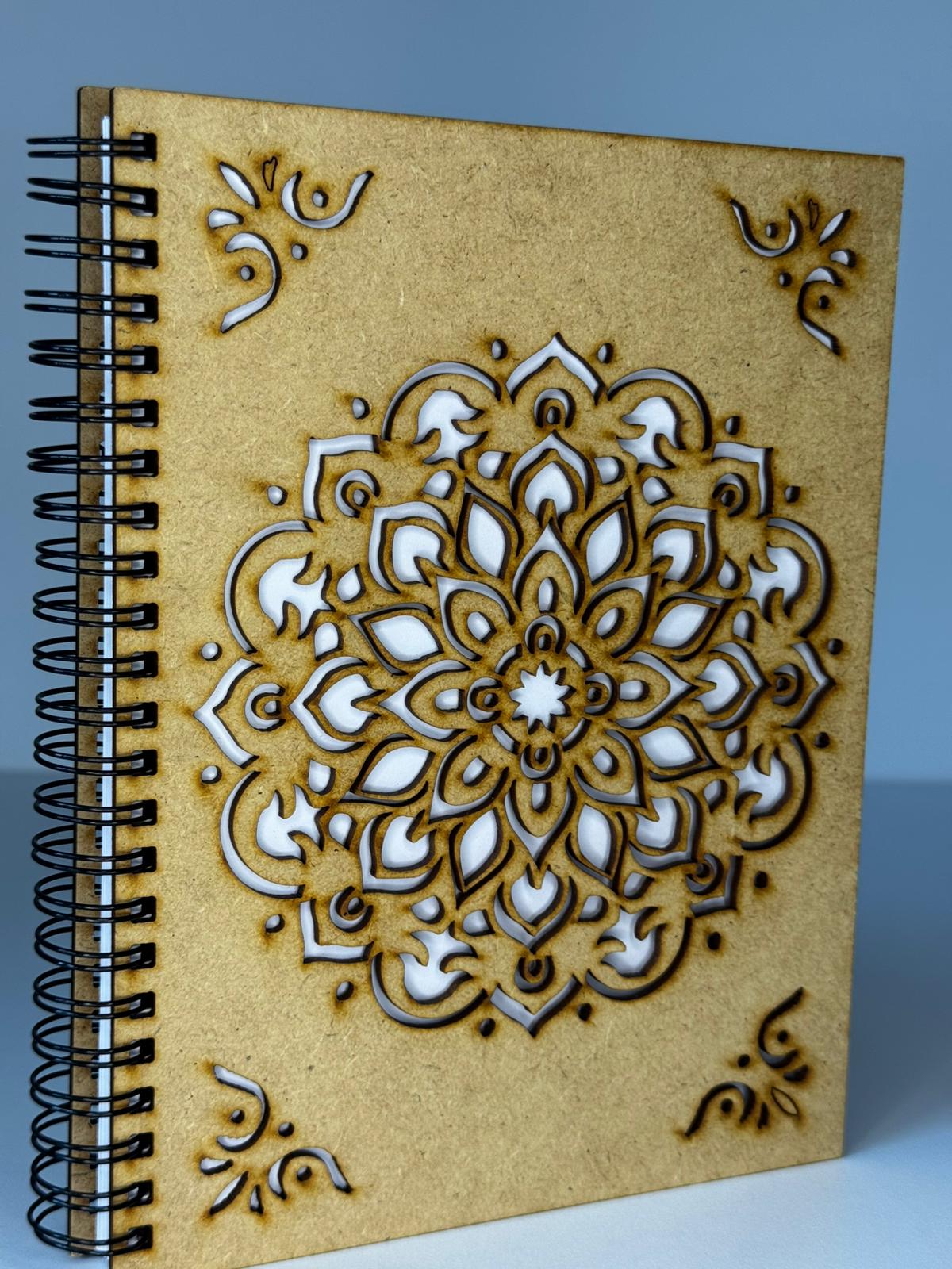 Agendă A5 - Copertă din lemn cu model floare în patru colțuri