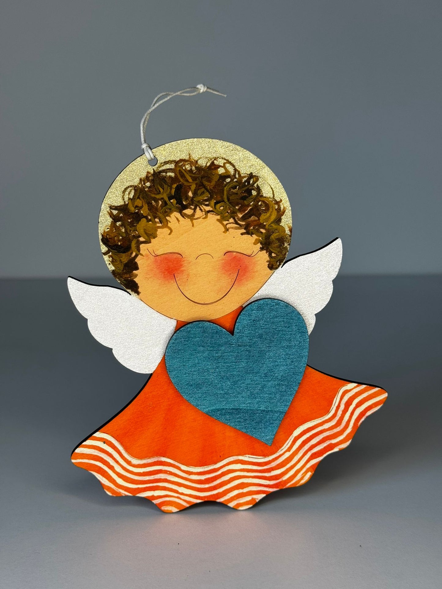 Decorațiune pom înger cu rochiță portocalie și inimă albastră. Produs handmade