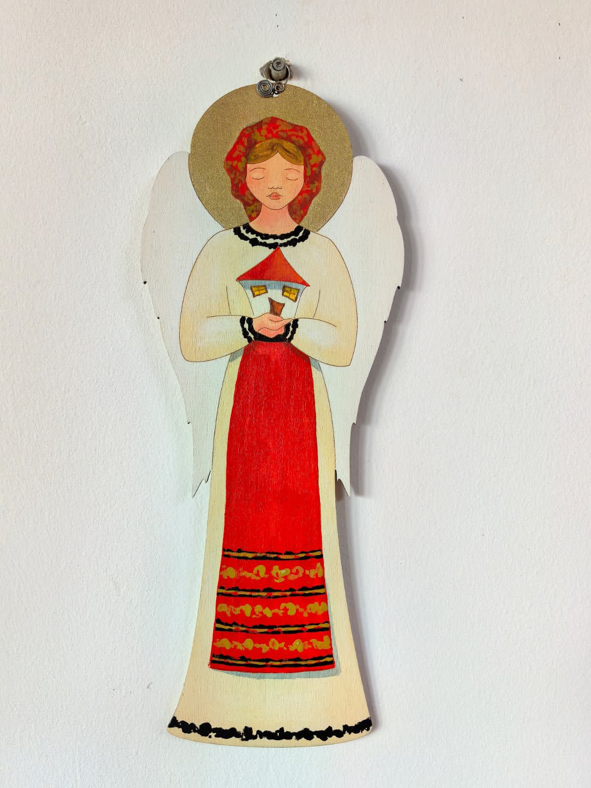 Obiect decorativ pictat manual - Înger în costum popular, cu casă
