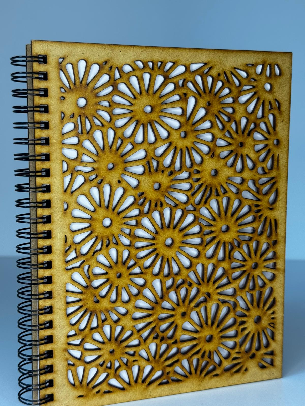 Agendă A5 - Copertă din lemn cu model complex de flori