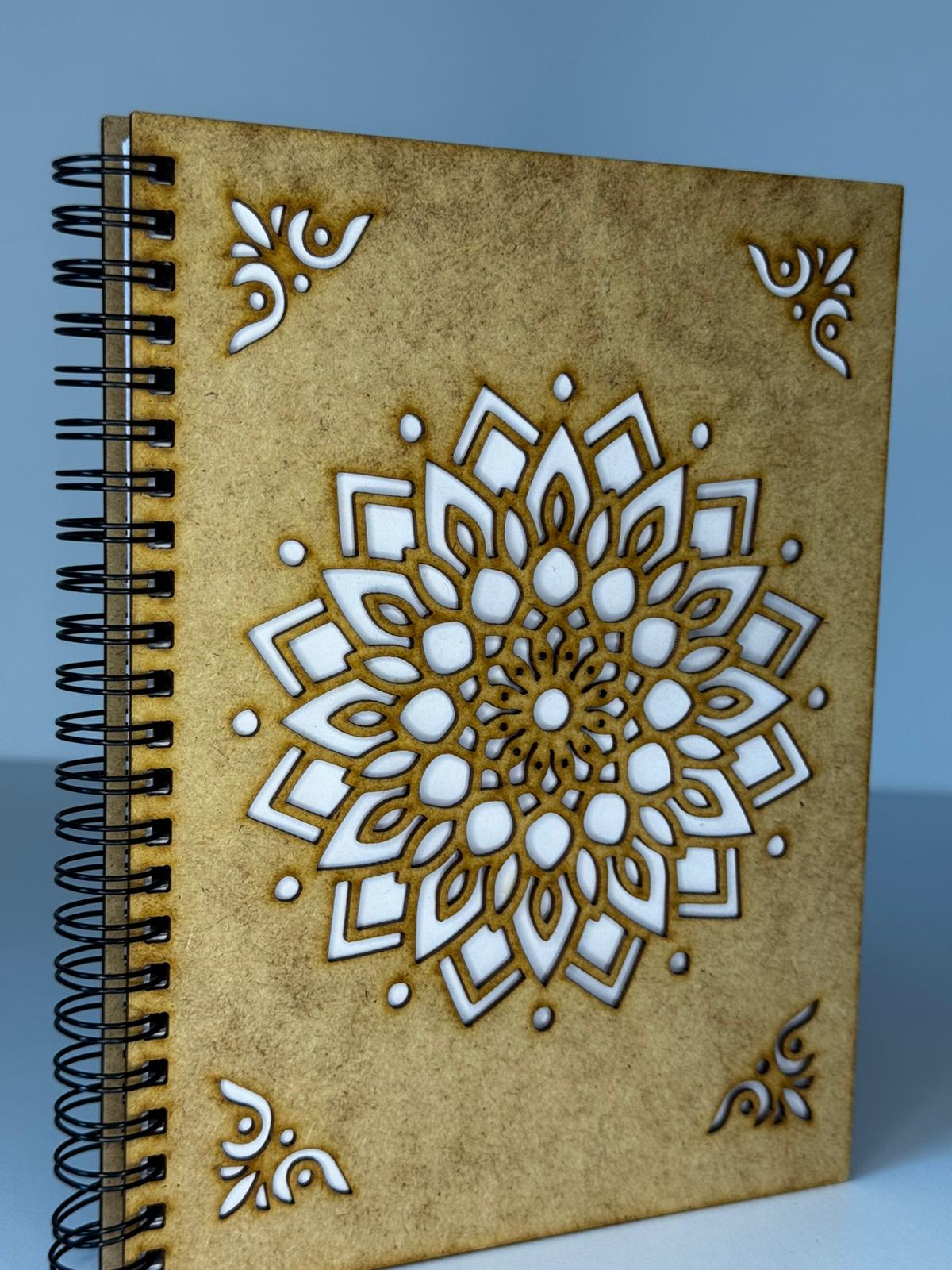 Agendă A5 - Copertă din lemn cu model floare