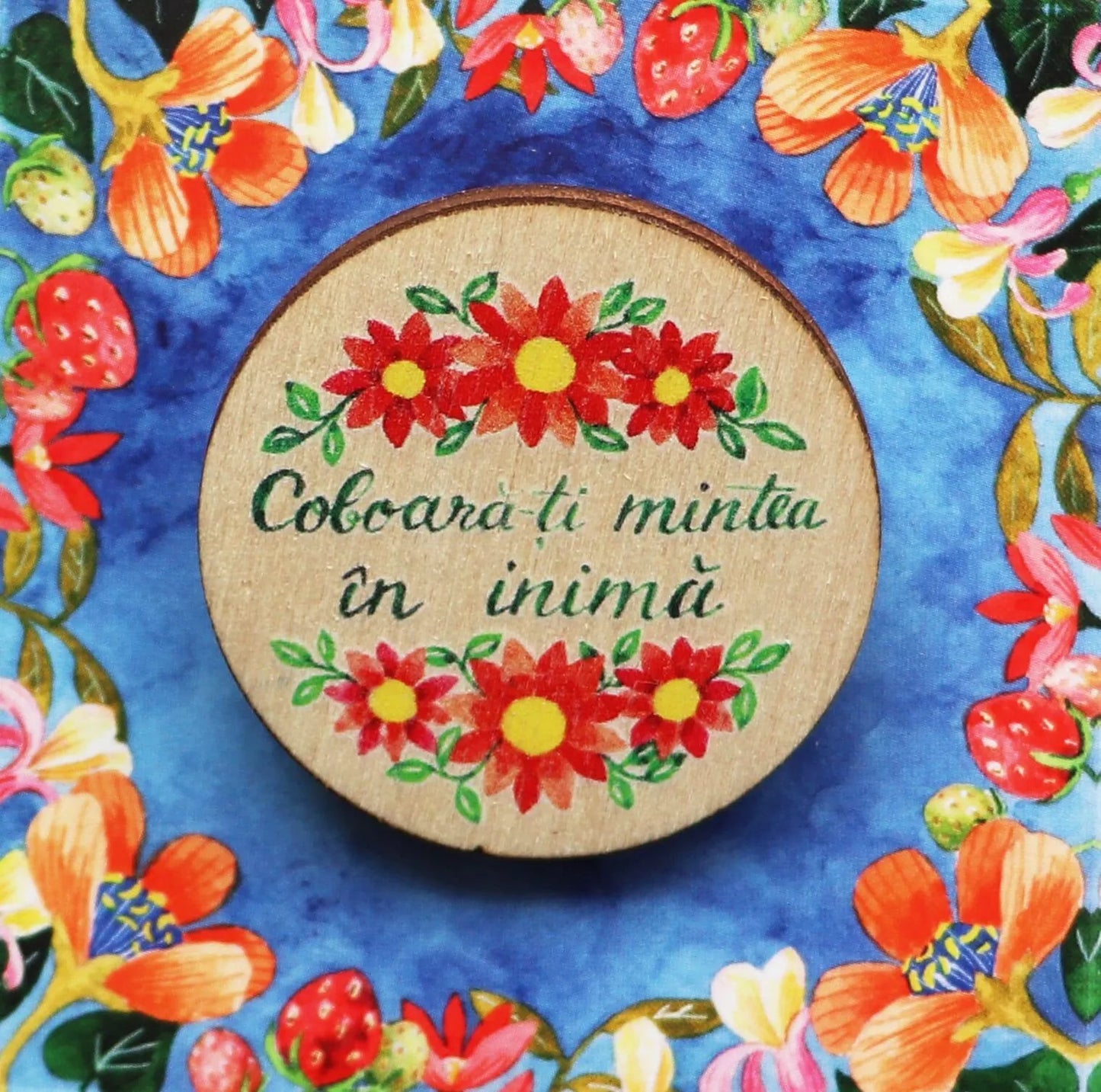 Broșă ilustrată cu mesaj: „Coboară-ți mintea în inimă”