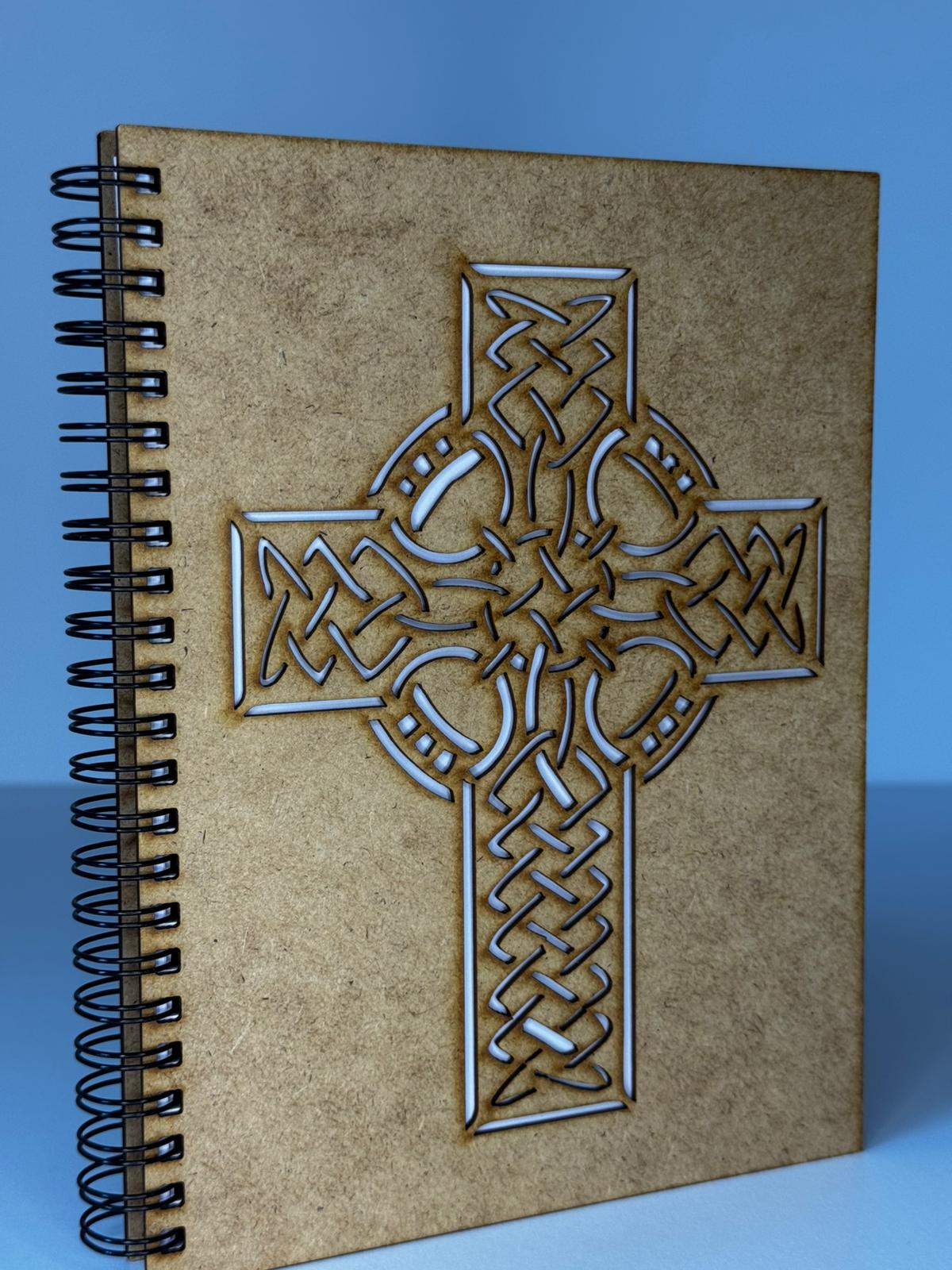 Agendă A5 - Copertă din lemn cu model cruce