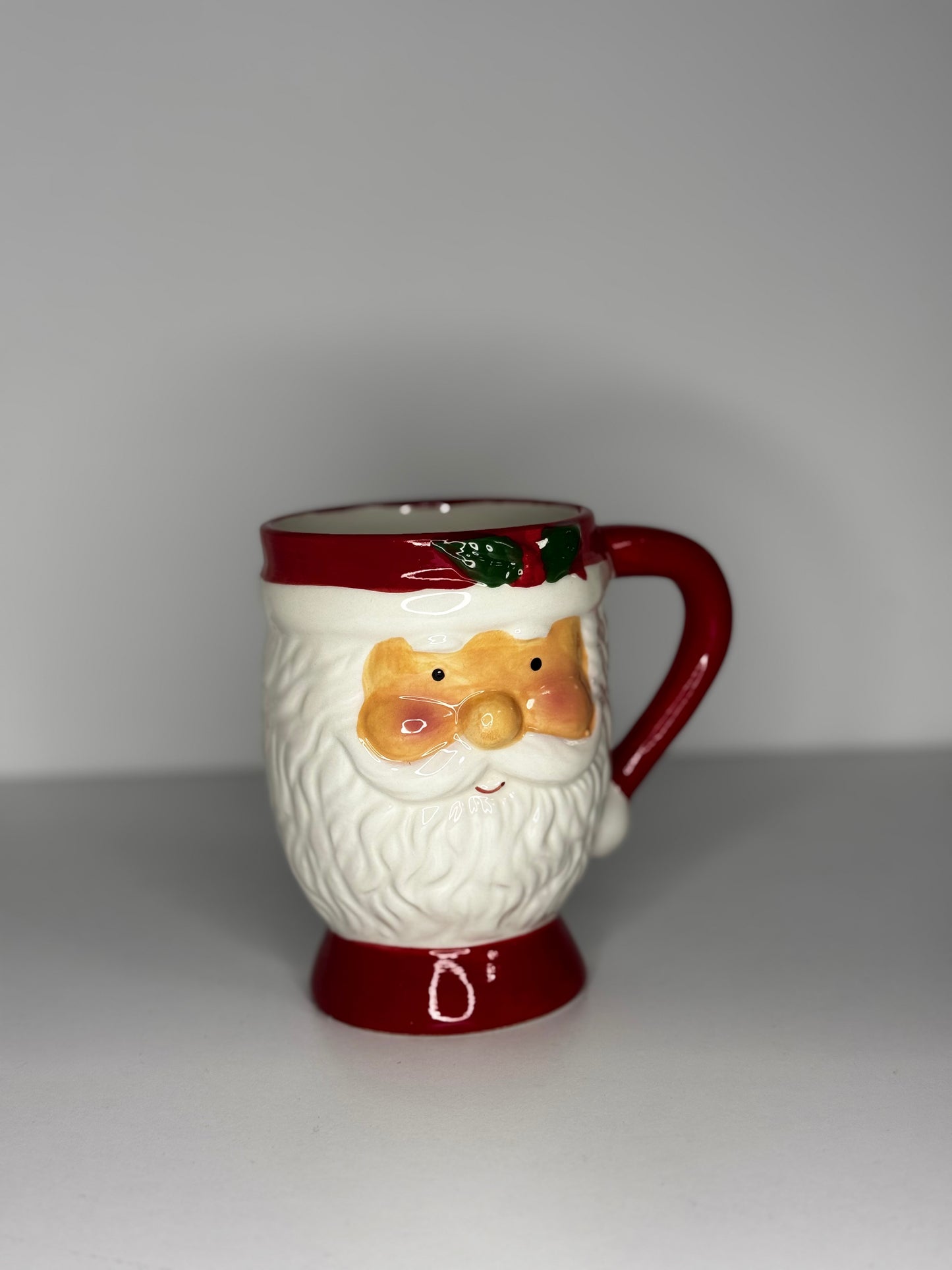 Cană decorativă din ceramică model Moș Crăciun