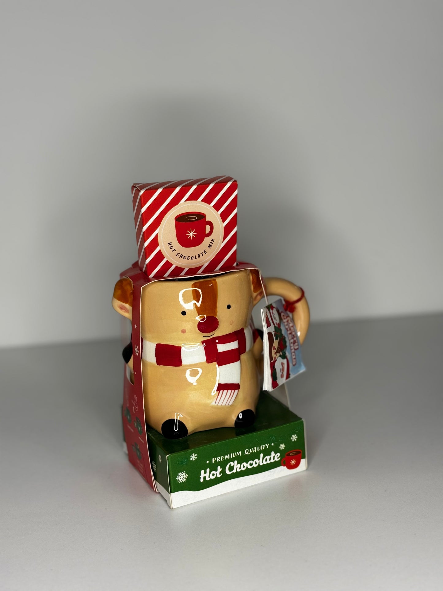 Cană cu ren și ciocolată caldă