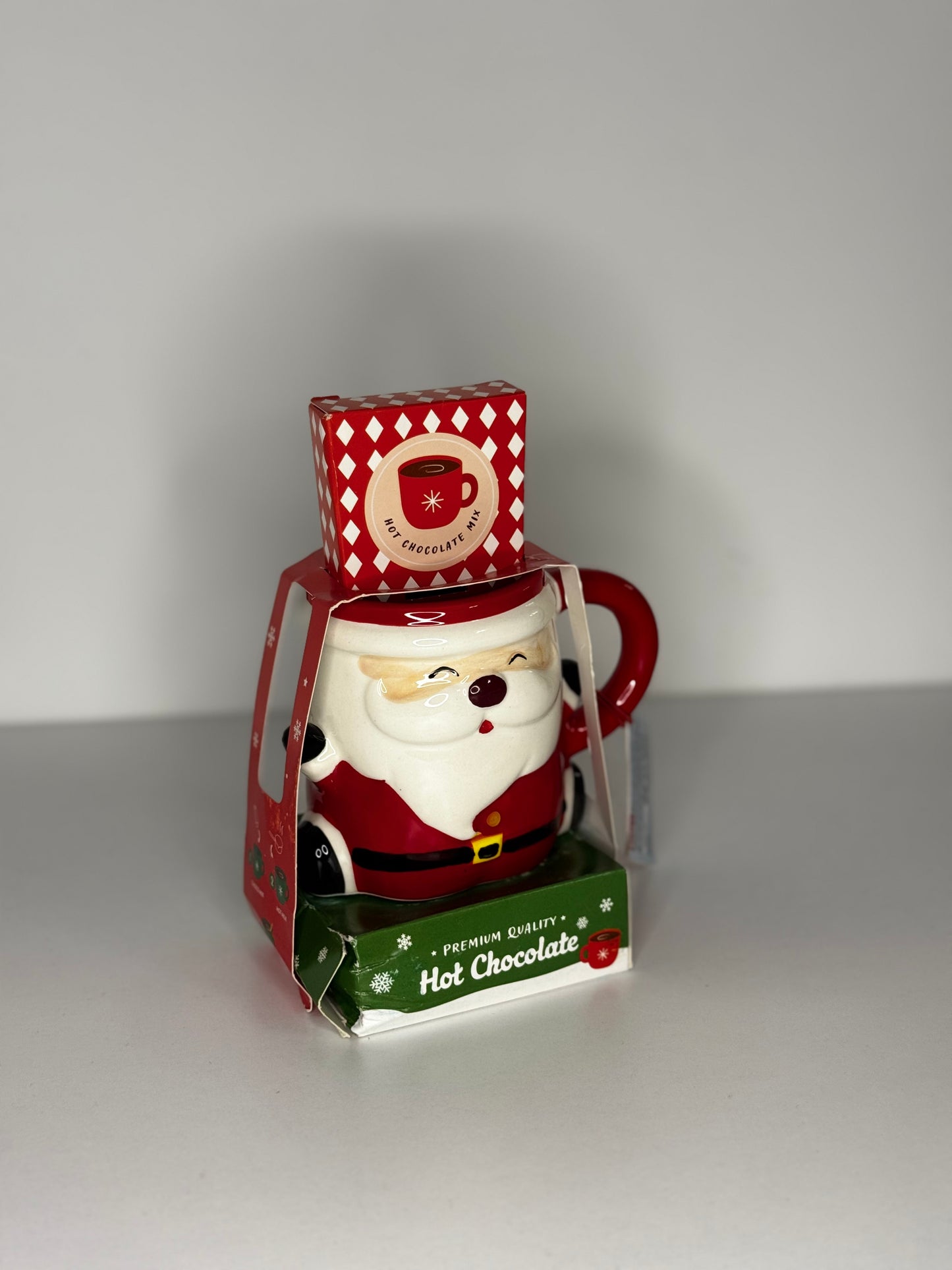 Cană cu Moș Crăciun și ciocolată caldă