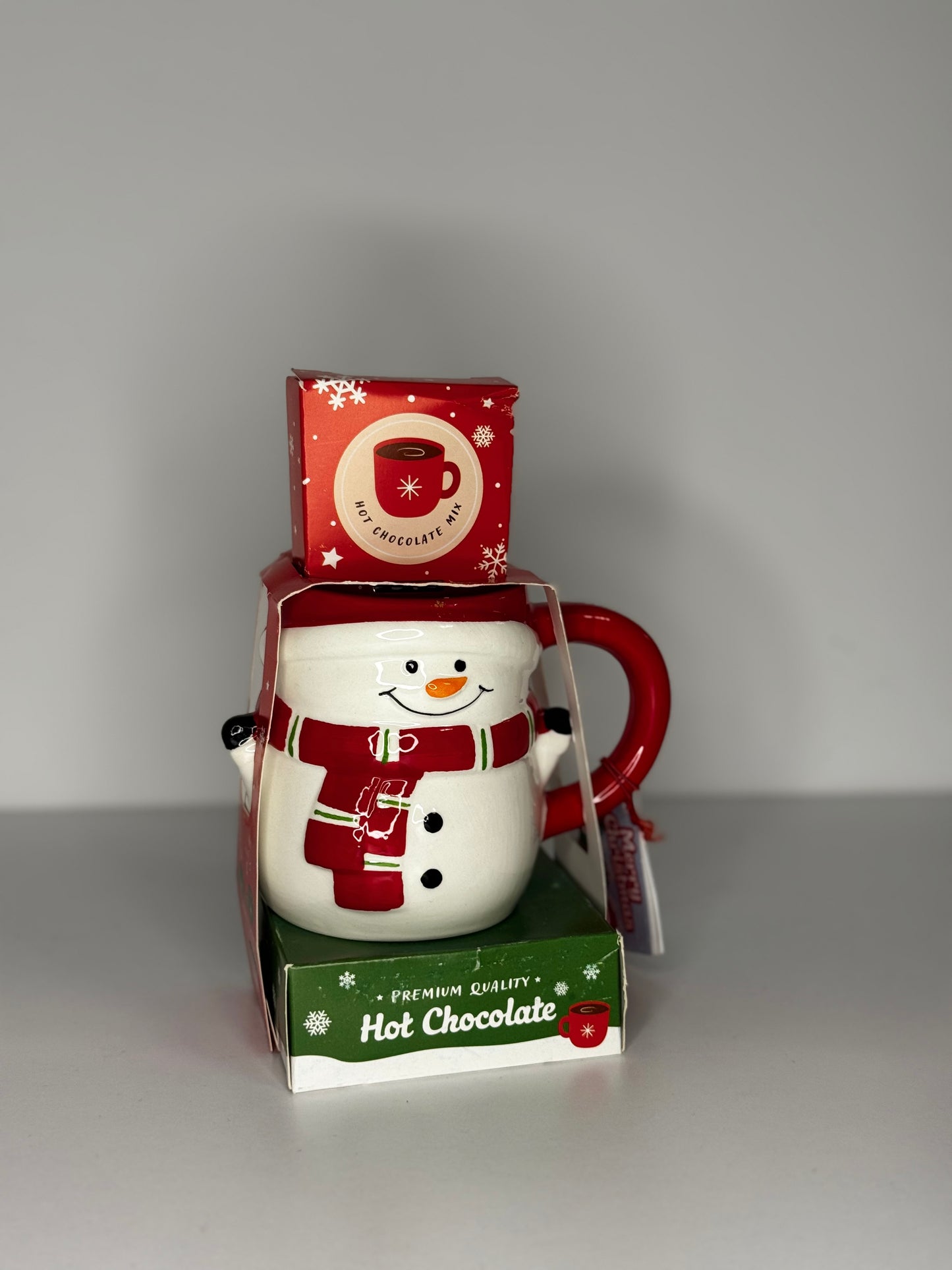Cană cu om de zăpadă și ciocolată caldă