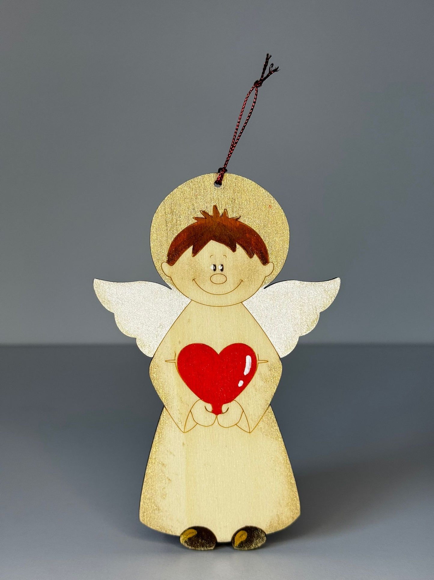 Decorațiune pom înger băiat cu inimă roșie. Produs handmade