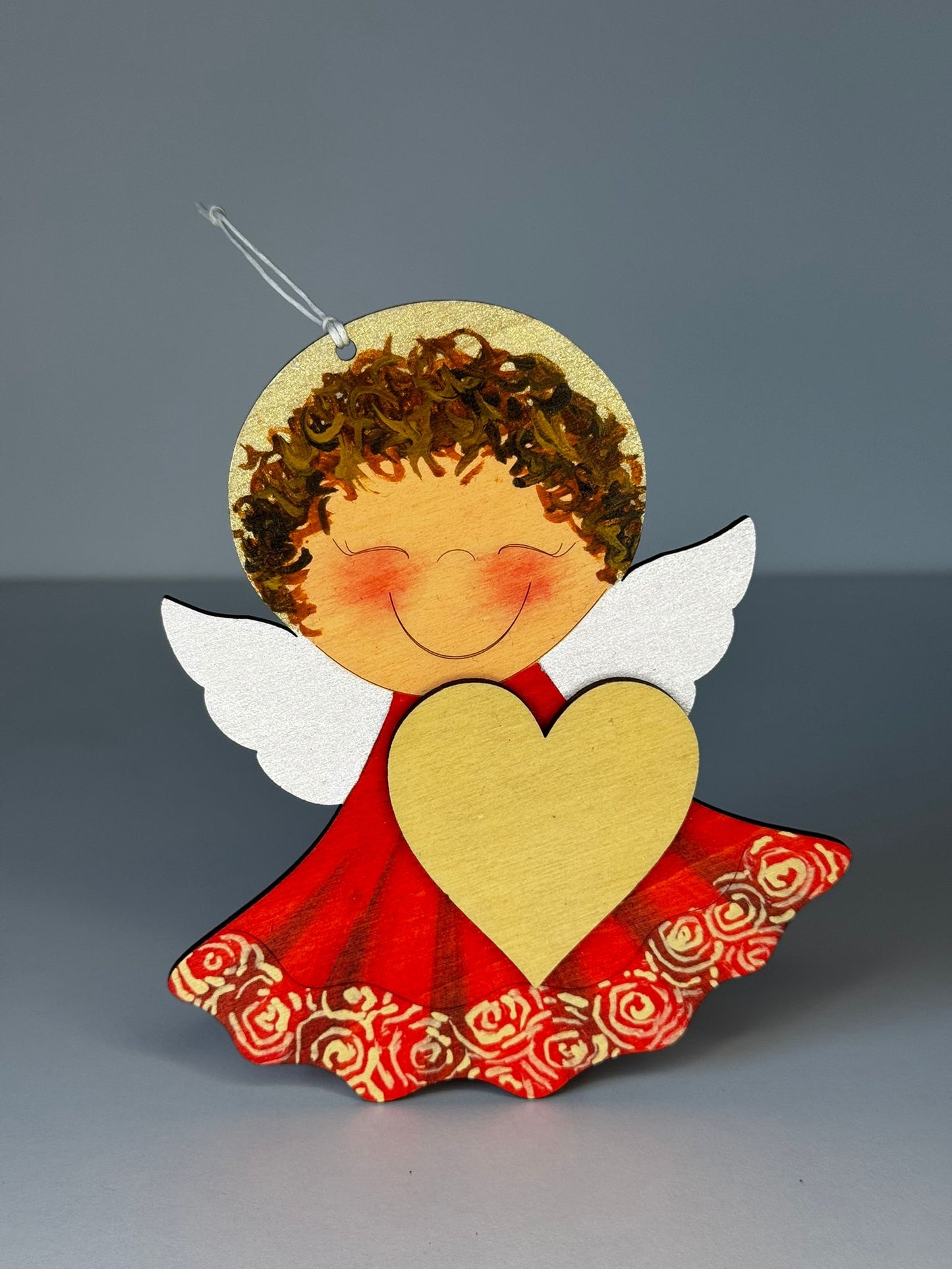 Decorațiune pom înger cu rochiță roșie și inimă. Produs handmade