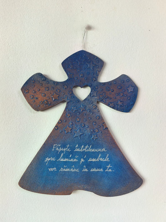 Obiect decorativ în formă de cruce cu mesaj: „Pășește întotdeauna spre lumină și umbrele vor rămâne în urma ta"